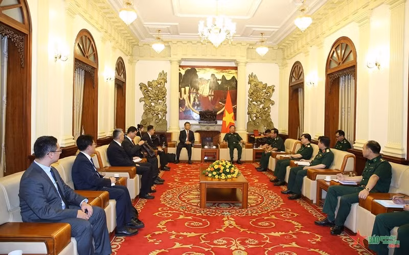 Rencontre entre le général de corps d'armée Hoang Xuan Chien, vice-ministre vietnamien de la Défense, et la délégation de l'Administration nationale de l'immigration de Chine, le 13 août à Hanoi. Photo : VNA.