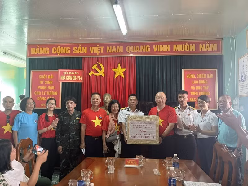 Durant leur voyage à Truong Sa, la délégation des Viêt kiêu est allée offrir des cadeaux aux habitants et aux soldats en mission sur les îles. Photo: thoidai. Durant leur voyage à Truong Sa, la délégation des Viêt kiêu est allée offrir des cadeaux aux habitants et aux soldats en mission sur les îles. Photo: thoidai.