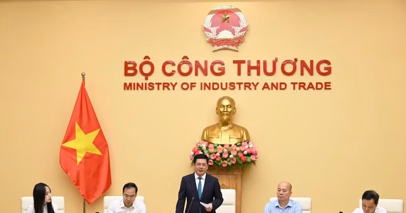Le ministre vietnamien de l'Industrie et du Commerce, Nguyen Hong Dien, prend la parole lors de la conférence. Photo: VNA