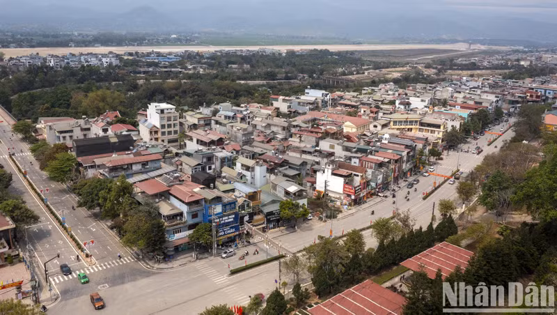 En 2003, la ville de Diên Biên Phu a été reconnue comme zone urbaine de niveau III et est officiellement devenue une ville rattachée à la province de Diên Biên. Depuis lors, de nouveaux ouvrages ont été construits pour rendre la ville plus moderne et développée.