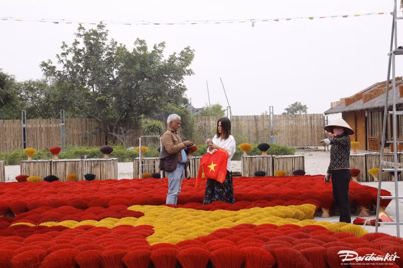 Grâce à sa beauté, le village de Quang Phu Cau est devenu un lieu incontournable pour les touristes et les photographes tant vietnamiens qu’étrangers. Beaucoup de photos prises là-bas ont remporté des prix internationaux. Photo: daidoanket.vn.