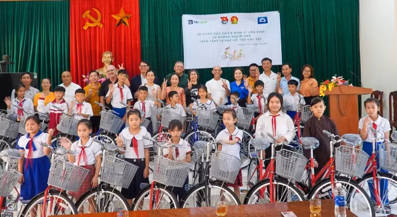 Des vétérans américains de la VFP-160 a remis des vélos aux enfants démunis de Quang Tri en mai 2024. Photo : RENEW 