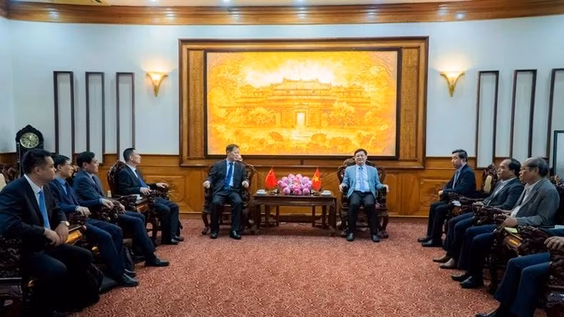 La visite de la délégation de la ville de Linyi, province du Shandong (Chine), dans la ville vietnamienne de Huê contribuera à rendre la coopération entre les deux villes plus efficace et plus substantielle dans les domaines prioritaires, dont l'économie, le commerce, la logistique, la culture et le tourisme. Photo : NDEL La visite de la délégation de la ville de Linyi, province du Shandong (Chine), dans la ville vietnamienne de Huê contribuera à rendre la coopération entre les deux villes plus efficace et plus substantielle dans les domaines prioritaires, dont l'économie, le commerce, la logistique, la culture et le tourisme. Photo : NDEL
