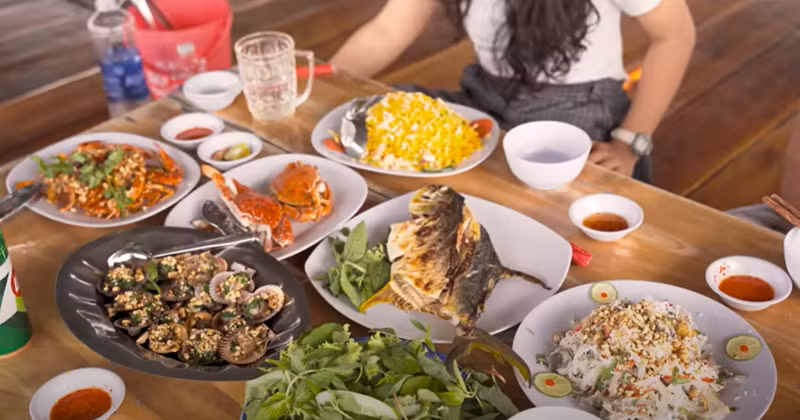 Un repas composé de produits de mer frais appréciés par Chad et Katie au restaurant flottant de Rach Vem, Phu Quoc. Photo: Vietnamnet 