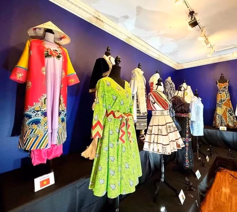 L’áo dài Nhât Binh (gauche) et des costumes d'autres pays lors de l'exposition à Washington.