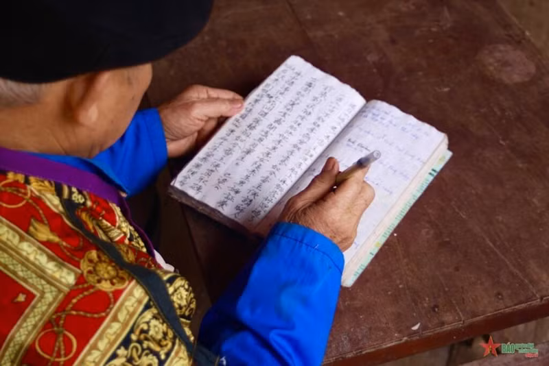 Enregistré en "nho" (ancien vietnamien écrit avec des sinogrammes), le "sình ca" fut d’abord interprété dans la langue de l’ethnie Cao Lan, puis dans la langue nationale, le vietnamien. Photo: CVN.