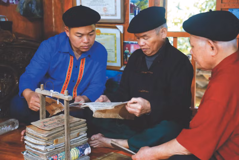 Apprendre à chanter le "sình ca" est aussi une façon d’apprendre la langue et l’écriture des Cao Lan. Photo: CVN.