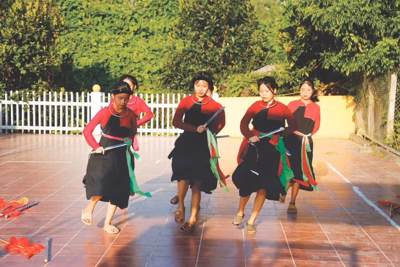 Le chant alterné des Cao Lan, appelé "sình ca", consiste en de courts poèmes récités en musique par les jeunes célibataires. Photo : CVN.