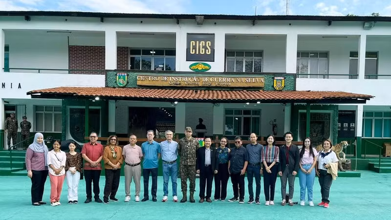 La délégation du Comité de l’ASEAN visite le Centre d’entraînement à la guerre dans la jungle. Photo: baoquocte.vn.