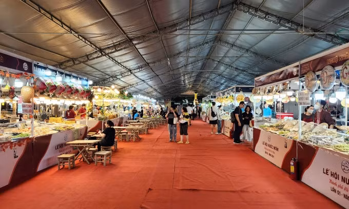 Les stand au festival de la sauce de poisson le soir du 23 octobre. Photo : Bich Phuong.