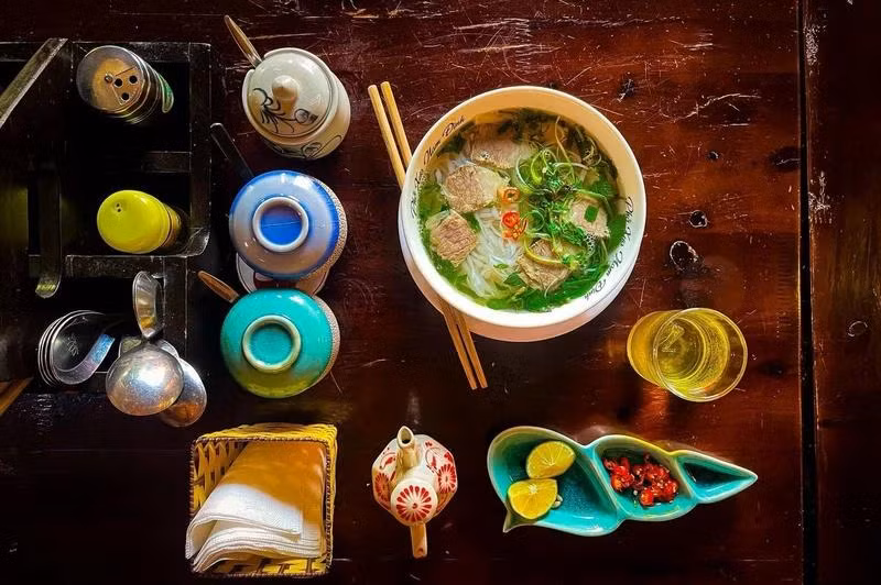 Le "phở" est un plat traditionnel de la cuisine vietnamienne, à base de bouillon de viande et de nouilles de riz, agrémentés de divers ingrédients. Photo : NDEL.