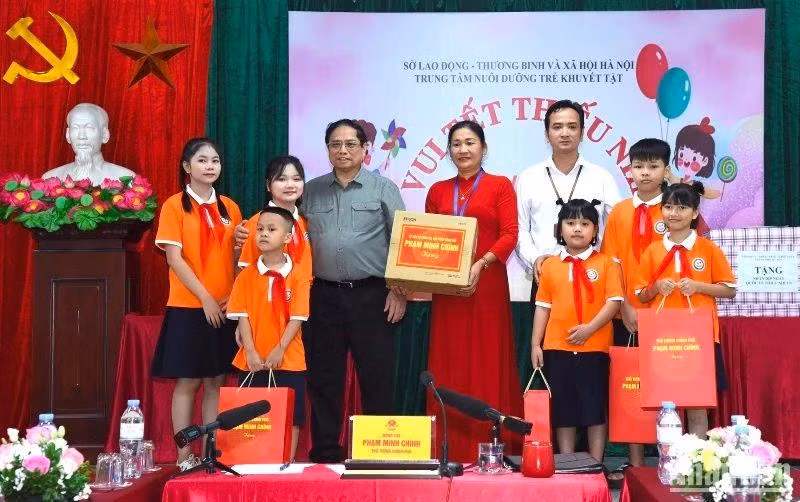 Le PM Pham Minh Chinh (3e, de gauche à droite) a offert des cadeaux aux enfants du Centre de soin des enfants handicapés de Hanoï. Photo : NDEL.