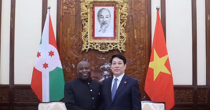 Le président vietnamien, Luong Cuong (droite) et le président du Burundi, Évariste Ndayishimiye. Photo : VNA. 