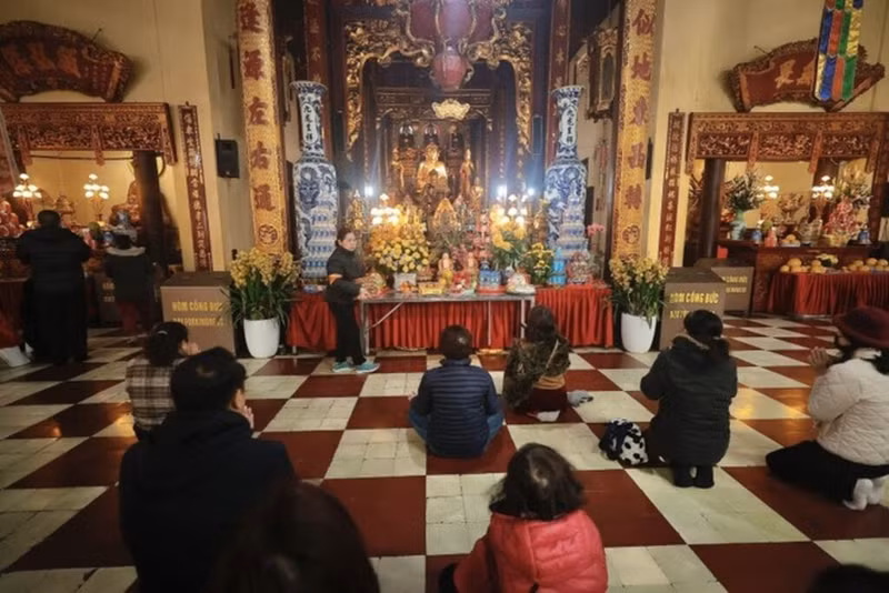 En ces jours de célébration, les fidèles affluent en masse vers les lieux de culte les plus emblématiques de la capitale, tels que la pagode Trân Quôc et la pagode Quan Su. Photo : VNA.