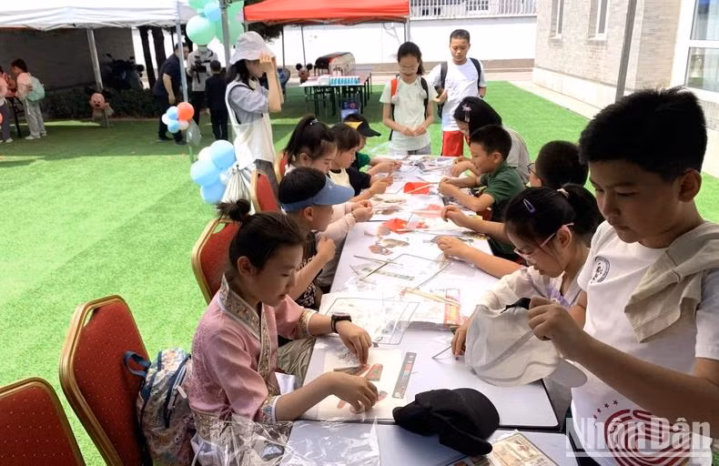 Le programme contribue à renforcer la connexion entre les enfants qui sont considérés comme des biens précieux pour tous les pays du monde. Photo: Huu Hung/NDEL. Le programme contribue à renforcer la connexion entre les enfants qui sont considérés comme des biens précieux pour tous les pays du monde. Photo: Huu Hung/NDEL.