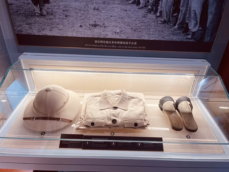 Là-bas sont conservés de nombreux objets souvenirs liés au Président Hô Chi Minh tels que ses vêtements, son lit et son bureau.