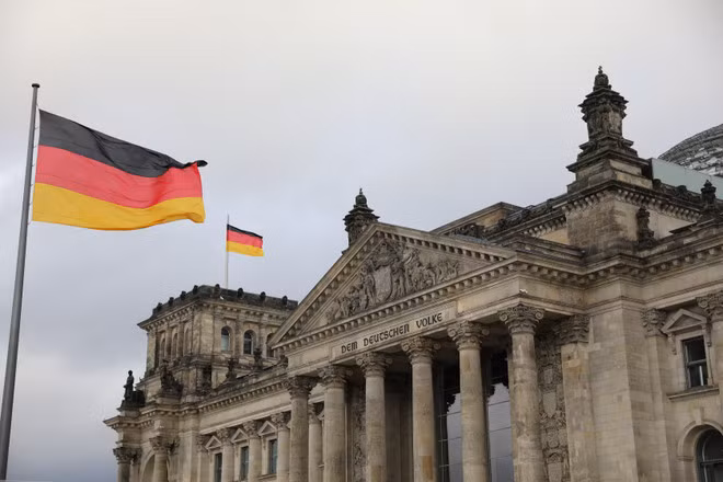 L’échec du gouvernement du Premier ministre français Michel Barnier à survivre à un vote de défiance et celui du gouvernement du chancelier allemand Olaf Scholz à survivre à un vote de confiance reflètent l’instabilité politique en Europe. Photo : Xinhua/VNA.