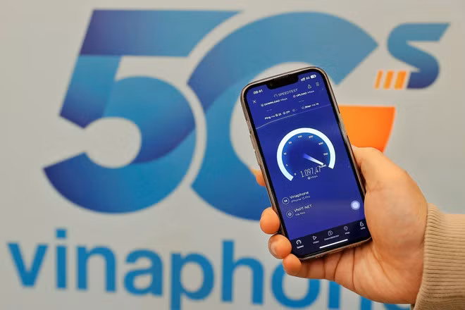 Utilisant des équipements et technologies modernes et fonctionnant sur la bande de fréquence 3.700 – 3.800 MHz, VinaPhone 5G permet un service Internet rapide. Photo : VNA.