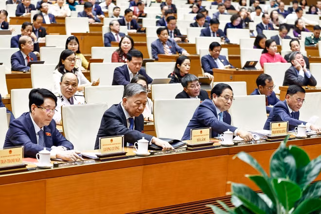Le secrétaire général du CC du PCV, Tô Lâm, le président du Vietnam, Luong Cuong, le Premier ministre Pham Minh Chinh et les députés votent l'approbation de la politique d'investissement pour le projet d'énergie nucléaire de Ninh Thuan. Photo : VNA.