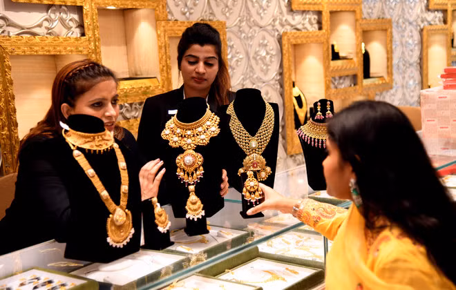 Des gens achètent des bijoux en or dans un magasin à Bhopal, en Inde. Photo : Xinhua/VNA.