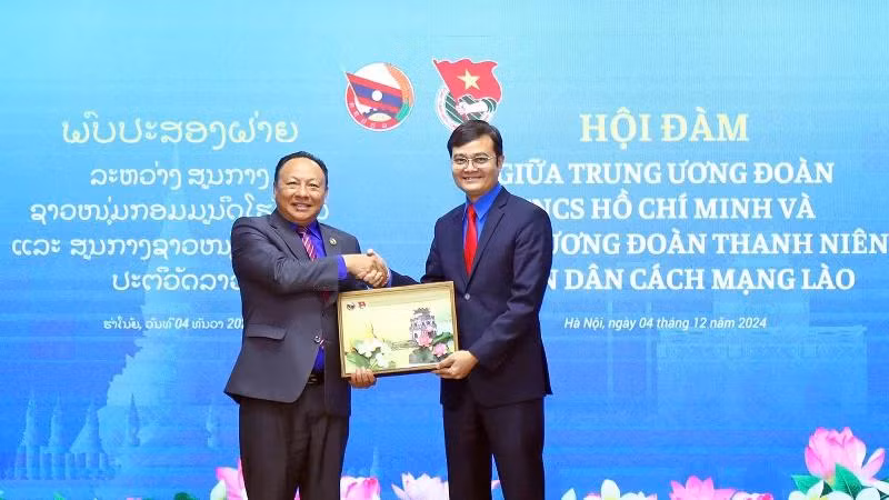 Bui Quang Huy, membre suppléant du Comité central du Parti communiste du Vietnam et premier secrétaire du Comité central de l’Union de la jeunesse communiste Hô Chi Minh (à droite), et son homologue laotien Monexay Laomoaxong, le 4 décembre à Hanoï. Photo : NDEL.