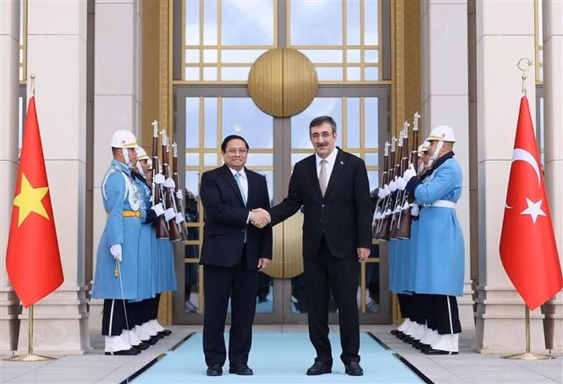 Le PM vietnamien Pham Minh Chinh (à gauche) et le Vice-Président de la République turque, Cevdet Yilmaz, le 29 novembre à Ankara. Photo : VNA.