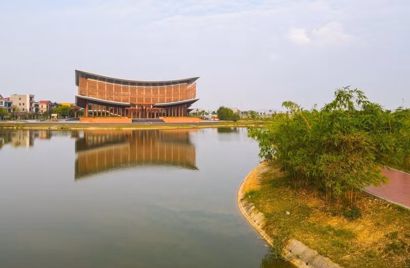 Le Théâtre Dân ca Quan ho (Théâtre des chants populaires Quan ho de Bac Ninh), dans l’ancien village de Diêm, est un rendez-vous culturel attrayant et unique. Il a pour objectif de contribuer à la préservation et à la diffusion du Quan họ (chant alterné traditionnel de la région du Kinh Bac), reconnu patrimoine culturel immatériel de l’Humanité. Photo : VOV.
