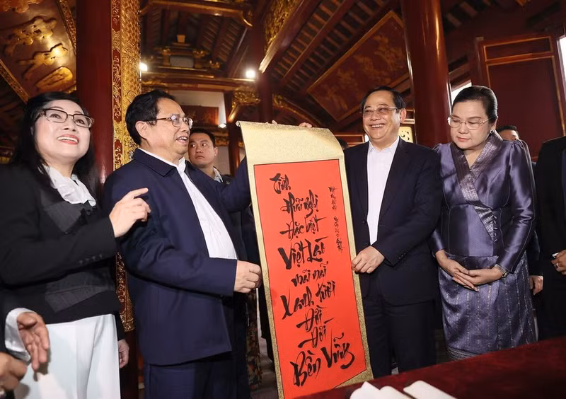 Le PM vietnamien, Pham Minh Chinh, offre à son homologue laotien, Sonexay Siphandone, une calligraphie en vietnamien signifiant que l’amitié vietnamo-lao à jamais verte et éternellement solide, le 7 janvier à Hanoi. Photo : VNA.