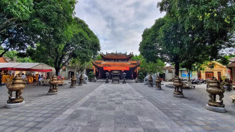 Le temple Dô, niché au cœur du village de Dinh Bang, province de Bac Ninh, est un haut lieu de tourisme culturel et spirituel. Photo : CVN. Le temple Dô, niché au cœur du village de Dinh Bang, province de Bac Ninh, est un haut lieu de tourisme culturel et spirituel. Photo : CVN.