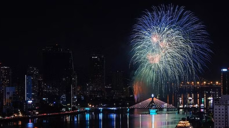 La ville de Dà Nang souhaite attirer de plus en plus de touristes étrangers grâce à ses produits et services touristiques diversifiés et attrayants tels que le Festival international des feux d'artifice (DIFF) ou les zones de villégiature et de l’écotourisme.