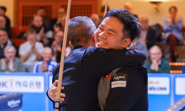 Bao Phuong Vinh (à droite) embrasse Trân Quyêt Chiên après que le Vietnam ait remporté le championnat du monde à l'auditorium Festhalle de la ville de Viersen, en Allemagne, dans la soirée du 24 mars 2024. Photo : Afreeca.