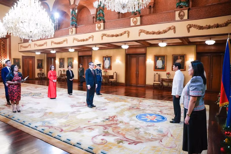 Lors de la cérémonie de remise des lettres de créance au Palais présidentiel des Philippines, le 2 janvier à Manille. Photo : Palais présidentiel des Philippines. Lors de la cérémonie de remise des lettres de créance au Palais présidentiel des Philippines, le 2 janvier à Manille. Photo : Palais présidentiel des Philippines.