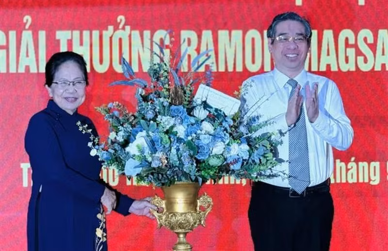 Nguyên Phuoc Lôc, vice-secrétaire du Comité du Parti et président du Comité du Front de la Patrie du Vietnam à Hô Chi Minh-Ville, félicite la Professeure Ngoc Phuong pour son prix Ramon Magsaysay, le 12 septembre 2024. Photo : VNA