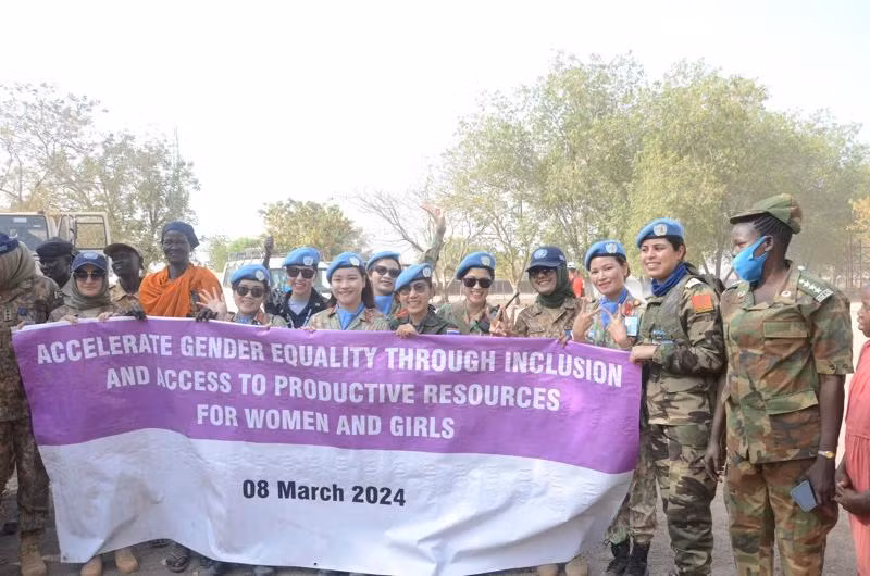 Les Casques bleus vietnamiens venus de l'hôpital de campagne de deuxième niveau No 5 du Vietnam participent à un rassemblement et une marche en l’honneur de la Journée internationale de la femme, à Bentiu, dans l'État d'Unity, au Soudan du Sud, le 8 mars.