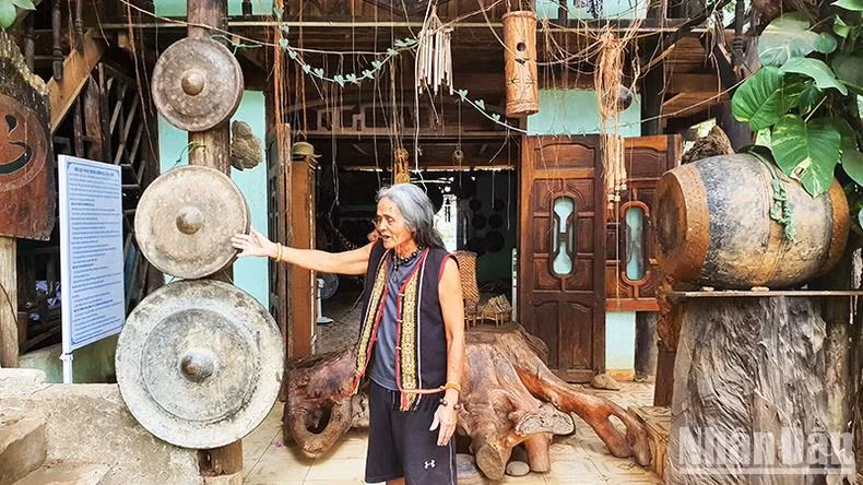 L’artisan émérite A Biu, du hameau Klêch, dans la province de Kon Tum, présente avec passion ses collections de gongs. Photo: NDEL.