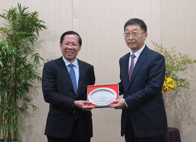 Le président du Comité populaire de Hô Chi Minh-Ville, Phan Van Mai (à gauche), offre un cadeau souvenir au secrétaire du Comité du Parti communiste chinois de la région autonome Zhuang du Guangxi et également président du Comité permanent de l’Assemblée populaire régionale, Liu Ning. Photo: hcmcpv.org.vn.
