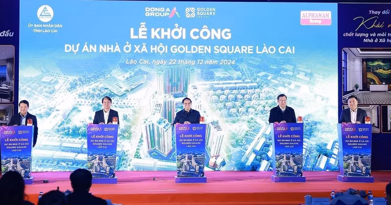Le Premier ministre Pham Minh Chinh (centre) et les délégués donnent le coup d'envoi du projet de logements sociaux à Lào Cai. Photo : VNA.
