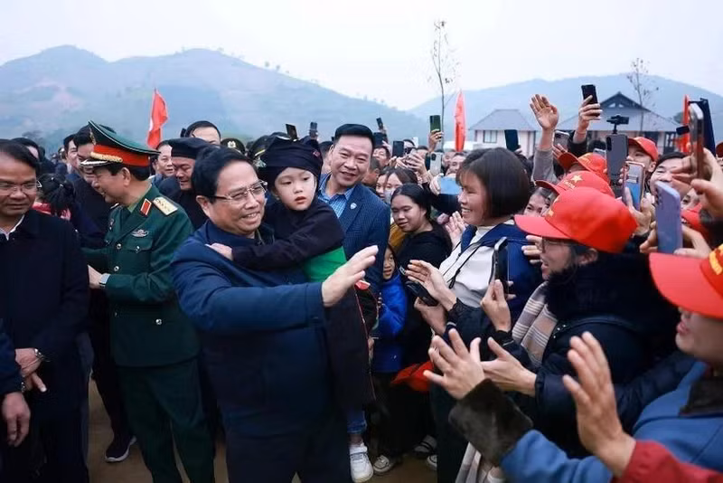 Le Premier ministre Pham Minh Chinh (deuxième à partir de la gauche) rencontre les gens du village de Lang Nu. Photo : VNA.