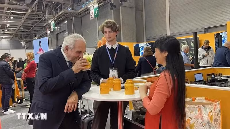 Philippe Juglar, président de l'AVPA déguste du thé vietnamien. Photo : VNA.