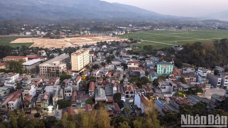 70 ans après la victoire, Diên Biên Phu s’est bien métamorphosé. La ville entend devenir une cité urbaine dynamique et moderne.