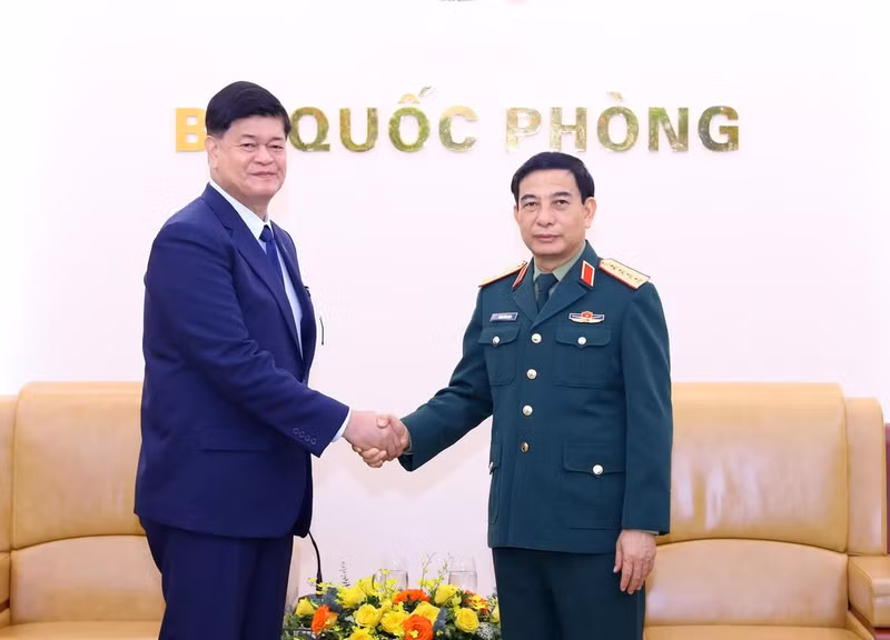 Le général Phan Van Giang, ministre vietnamien de la Défense (à droite), et le vice-ministre philippin de la Défense, Irineo Cruz Espino. Photo : VNA.