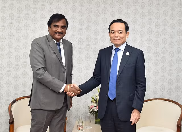 Rencontre entre le vice-PM vietnamien Trân Luu Quang (à droite) et le représentant du groupe indien SMS Pharmaceuticals, le 10 janvier en Inde. Photo: baochinhphu.vn.