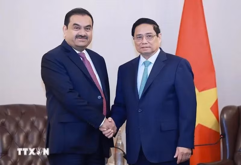 Le Premier ministre Pham Minh Chinh (droite) et le président du groupe Adani, Gautam Adani. Photo : VNA.