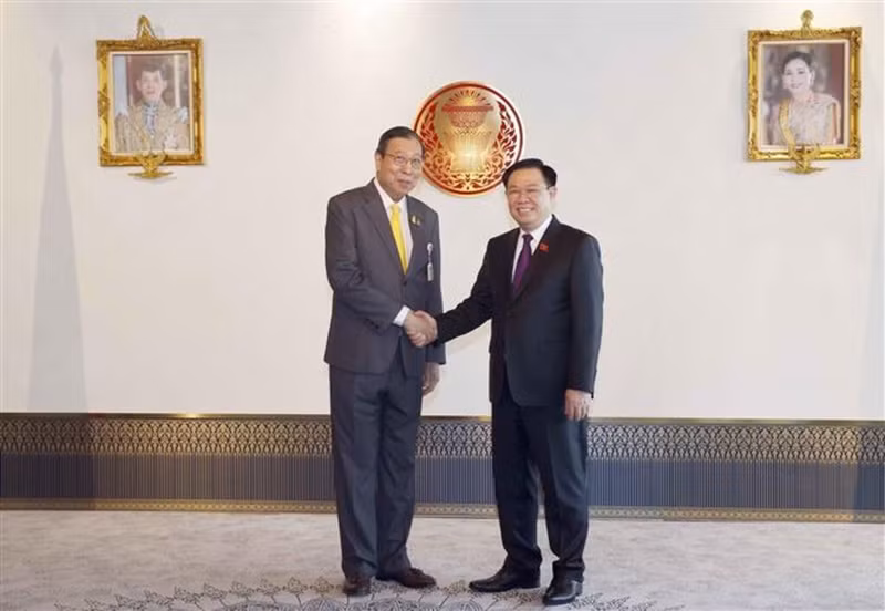 Le Président de l’AN du Vietnam, Vuong Dinh Huê (à droite), et le Président du Sénat thaïlandais, Pornpetch Wichitcholchai, le 7 décembre à Bangkok. Photo : VNA.