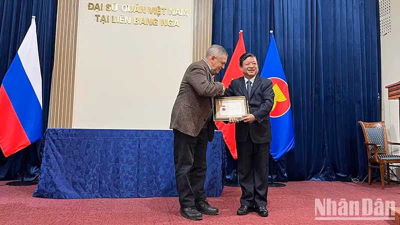 Le président de l'Union vietnamienne des associations des arts et des lettres, Dô Hông Quân (à droite), et le professeur agrégé, Dr Anatoly Sokolov de l'Institut d'études orientales. Photo : NDEL.
