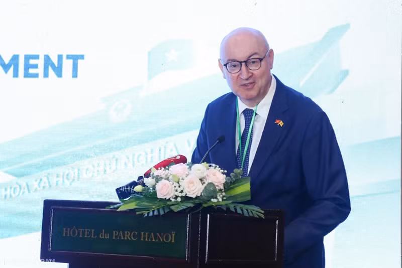 Pierre Du Ville, délégué général de Wallonie-Bruxelles au Vietnam, prend la parole lors de la conférence internationale intitulée « Coopération pour les frontières, les mers, les îles, la paix et le développement », le 8 octobre à Hanoï. Photo: baoquocte.vn 