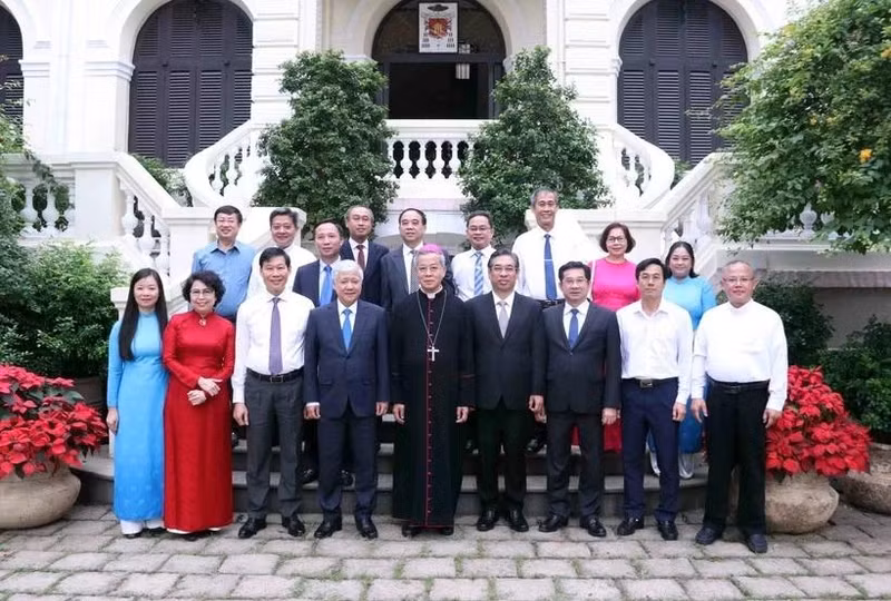 Do Van Chien, membre du Politburo, secrétaire du Comité central du Parti et président du Comité central du Front de la Patrie du Vietnam (4e de gauche à droite, première rangée) et Nguyen Nang, archevêque de l'archidiocèse de Ho Chi Minh-Ville et président de la Conférence des évêques catholiques du Vietnam (5e de gauche à droite, première rangée) prennent une photo avec d'autres. Photo : VNA.