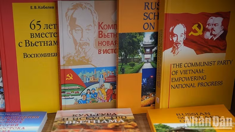 Dans la salle de bibliothèque, de nombreux documents et livres précieux sur le Vietnam sont exposés pour aider les lecteurs à mieux comprendre l'histoire, la culture et le peuple vietnamiens. Photo : NDEL.