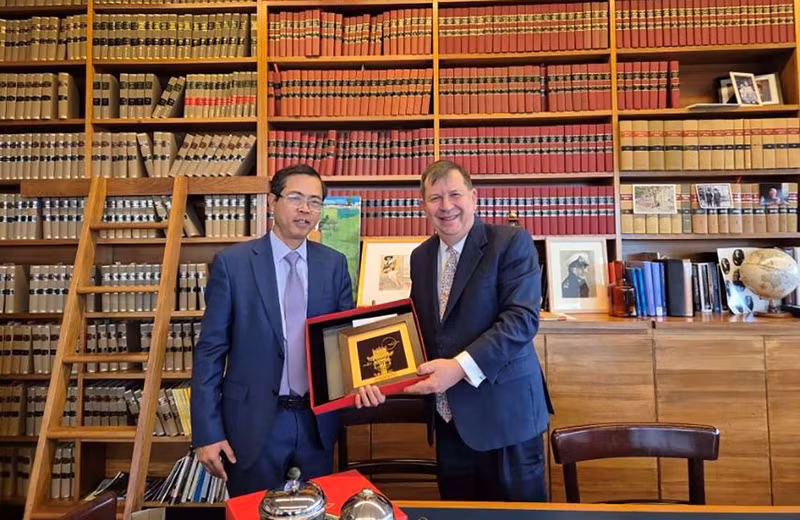 L'ambassadeur vietnamien en Australie, Pham Hung Tam (à gauche), offre un cadeau au juge en chef de la Cour suprême de la Nouvelle-Galles du Sud, Andrew Bell. Photo: baoquocte.vn.