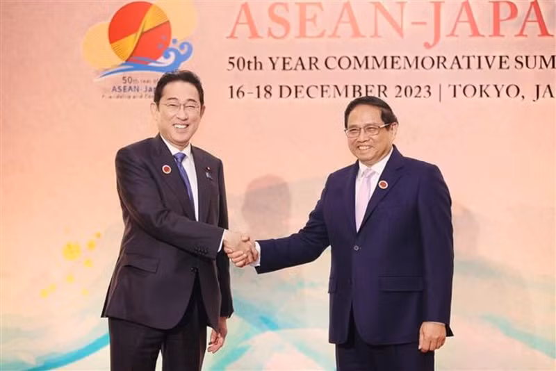 Le PM vietnamien, Pham Minh Chinh (à droite) et son homologue japonais, Kishida Fumio. Photo : VNA.